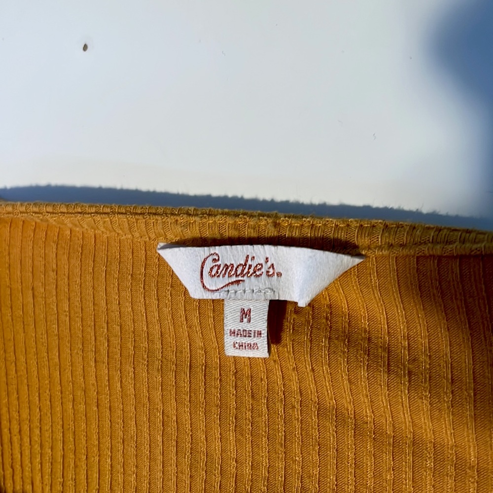Short sleeve semi crop top with buttons - Picture 3 of 3